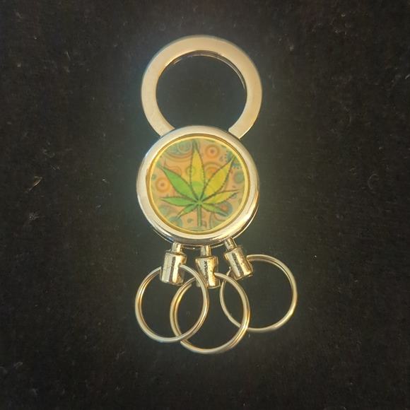 Three Ring Spider Key Chain - Picture 3 of 3